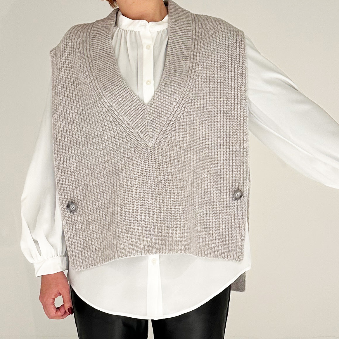 【25AW】"Nappé" オーバーサイズド タバードカシミヤベスト / Oversized Tabard Vest in cashmere