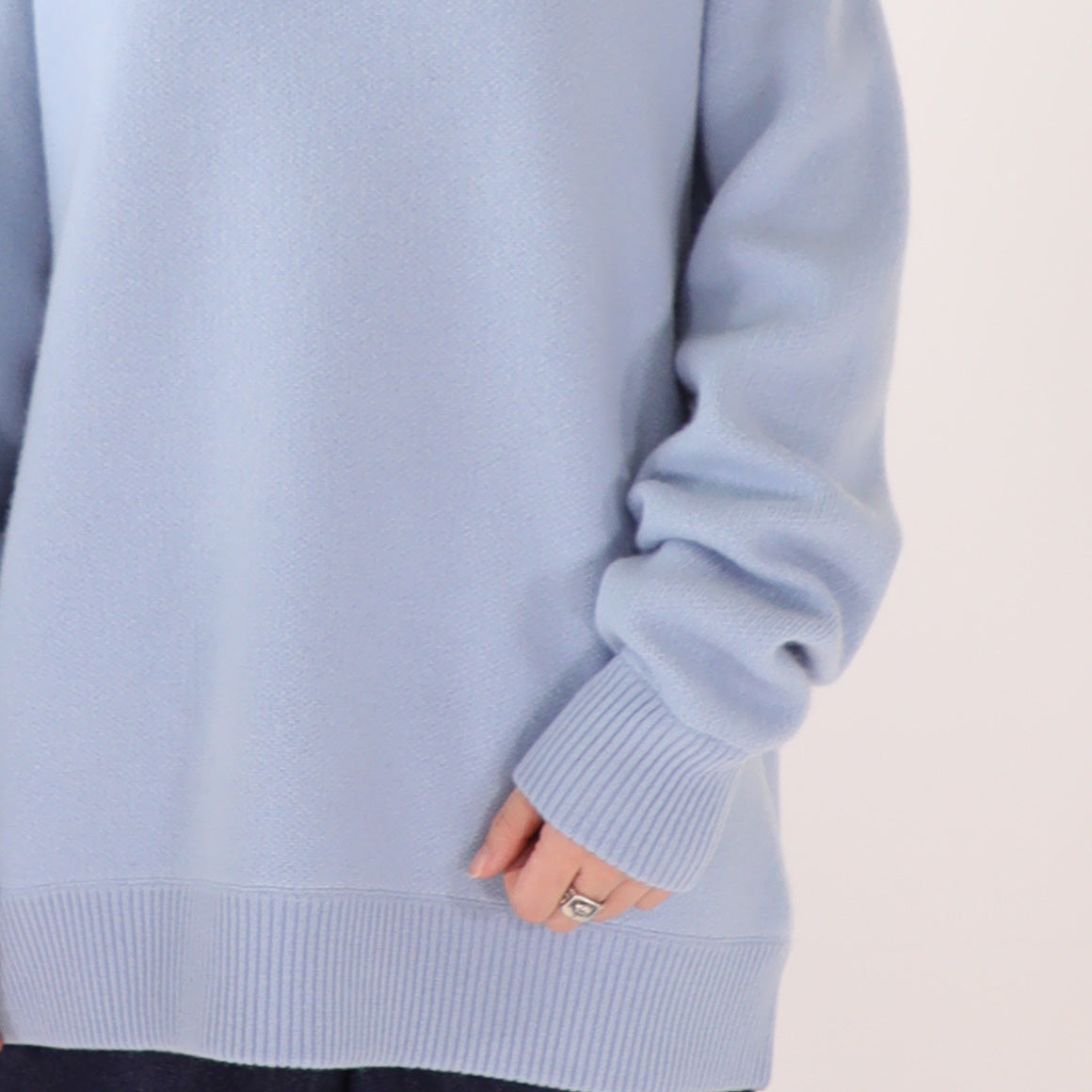 【24AW】"Caresse" ラグランスリーブカシミヤセーター / Raglan sleeve sweater in solid double jacquard Cashmere