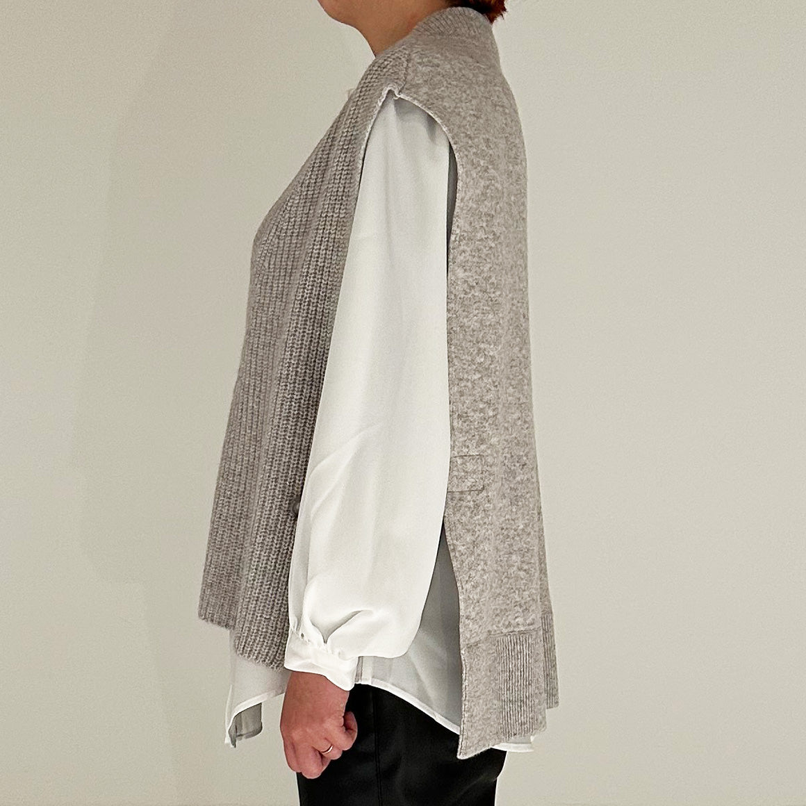 【24AW】"Nappé" オーバーサイズド タバードカシミヤベスト / Oversized Tabard Vest in cashmere