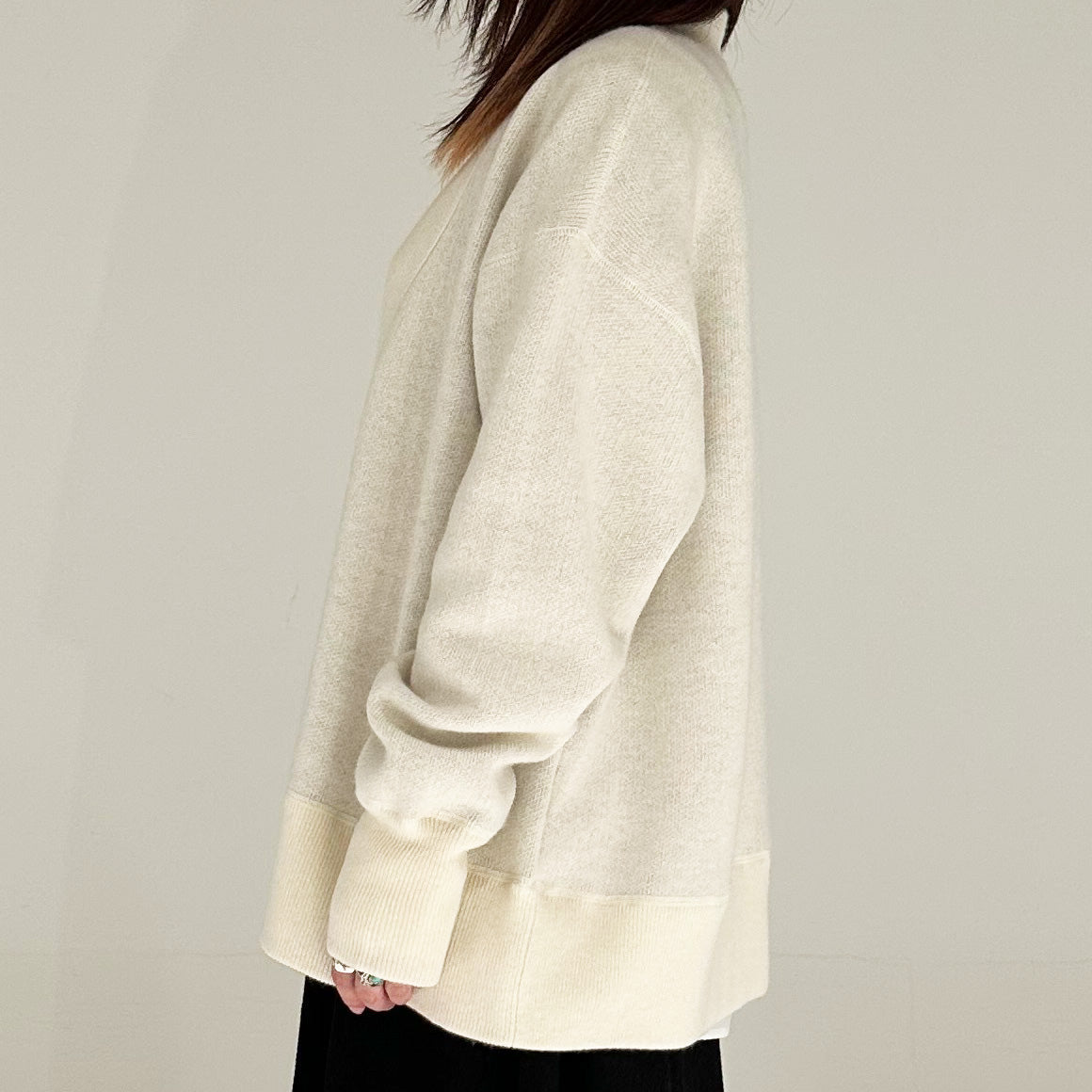 【24AW】"Câlin"オーバーサイズドカーディガン / Oversized Cardigan in solid double jacquard cashmere /